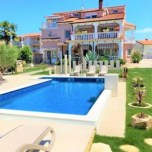 Apartment Engel With Pool, Poreč